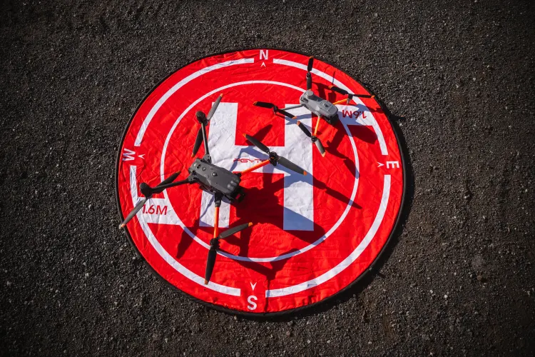 Drohne auf einem rot-weißen Landeplatz