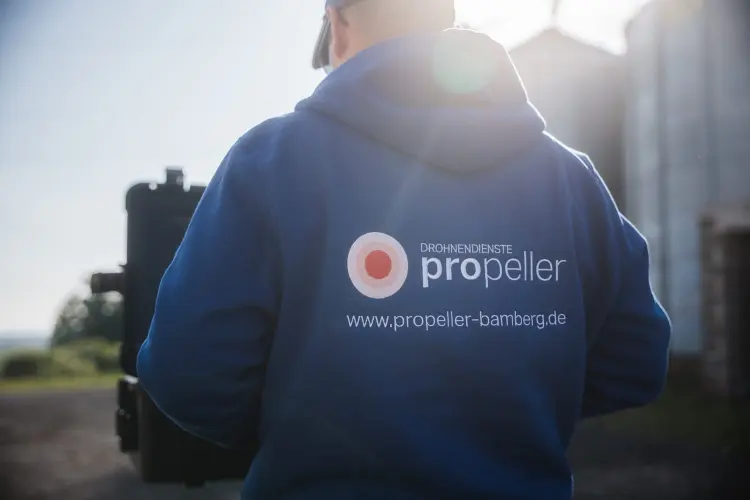 Pilot im propeller-Pullover von hinten am Einsatzkoffer