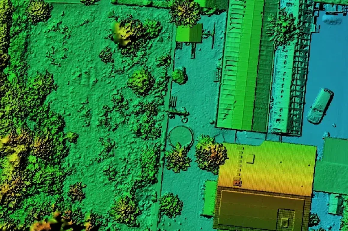 Digitales Höhenmodell desselben Grundstücks, Höhen farbig von Blau nach Rot