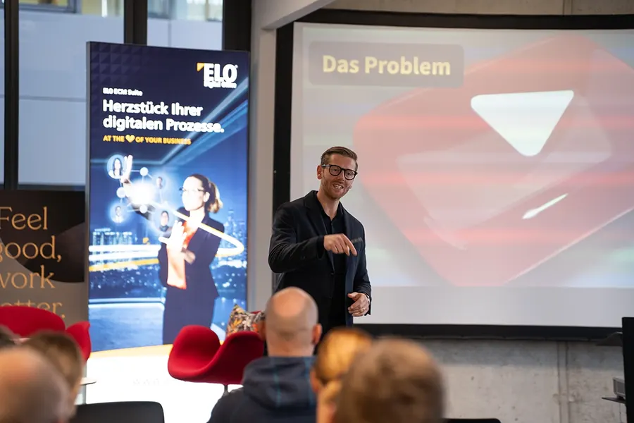 Vortrag vor Publikum beim Live-Event „Zukunft gestalten mit KI“ in Erlangen