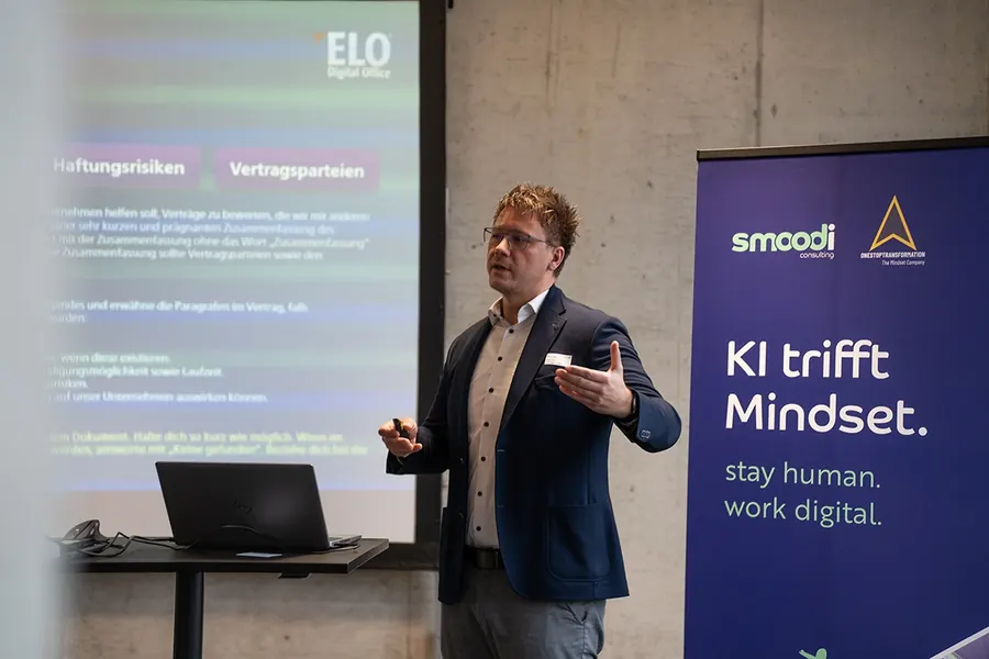 Referent vor der Leinwand „KI trifft Mindset“ beim smoodi-Event