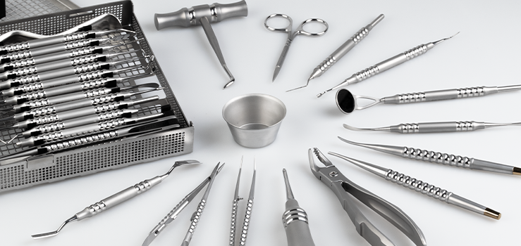 Instrumente für oralchirurgische Eingriffe beim Zahnarzt in Basel
