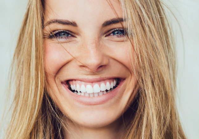 Ästhetischer vollkeramischer Zahnersatz für ein natürliches Lächeln bei St. Albantor Zahnarzt in Basel