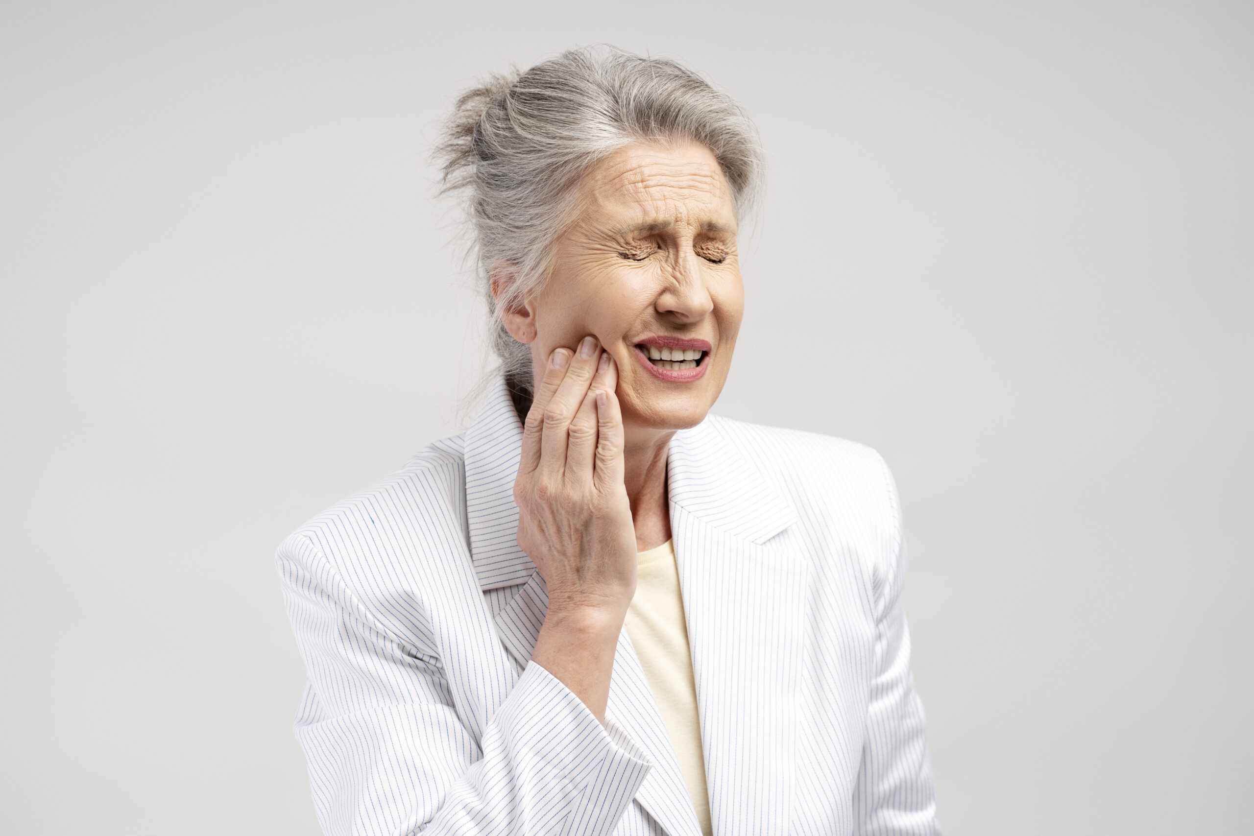 Patientin mit akuten Zahnschmerzen – Notfall Zahnarzt in Basel