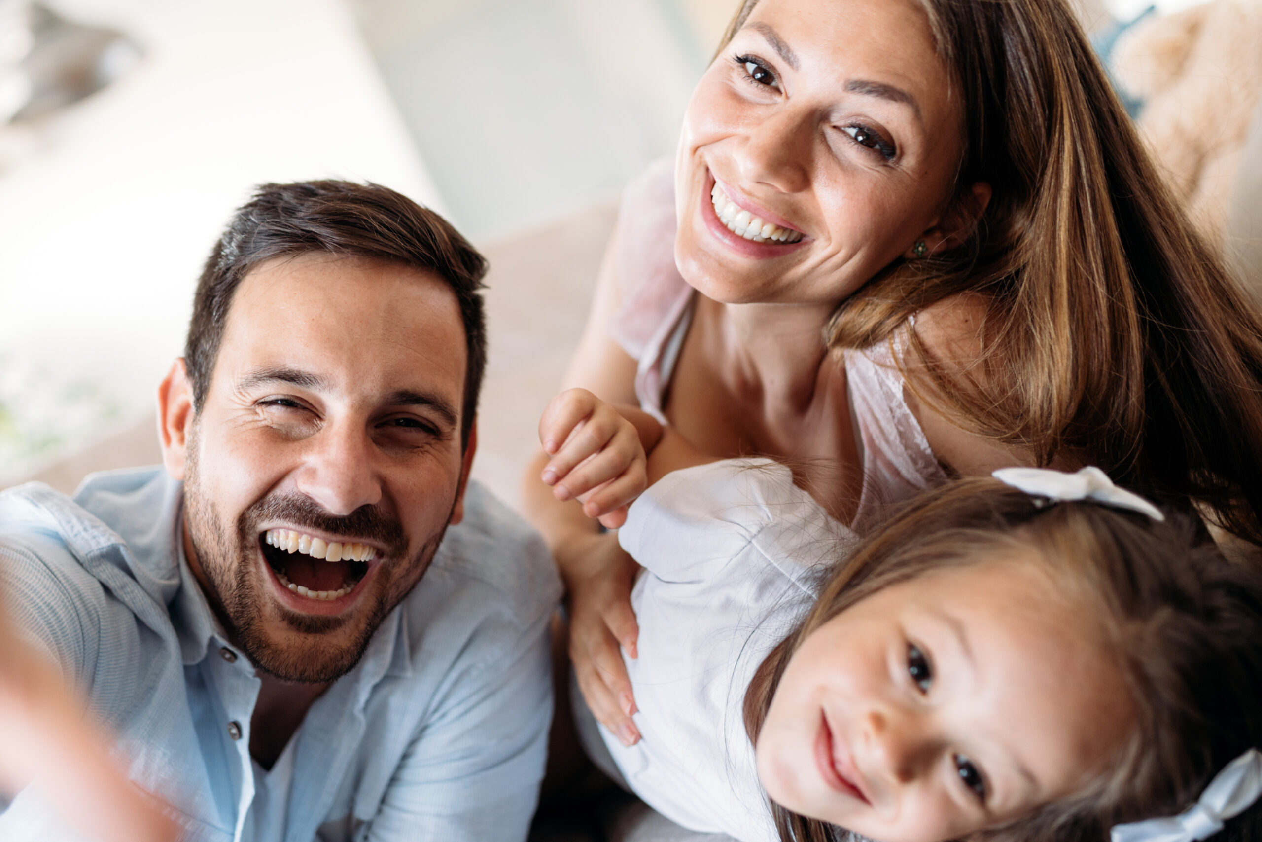 Zufriedene Patienten mit Familie bei St. Albantor Zahnarzt in Basel